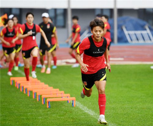 法国戛纳时间5月25日，由徐浩峰执导，耿乐主演的武侠电影《刀背藏身》在戛纳举行发布会，宣布中国内地定档7月19日